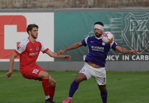 Im Hinrundenspiel trennten sich Nöttingen mit Abdelrahman Mohamed (rechts) und Mutschelbach um Marlon Dinger 2:2.