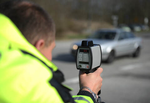 Der Polizei gehen bei Ersingen einige Raser ins Netz.