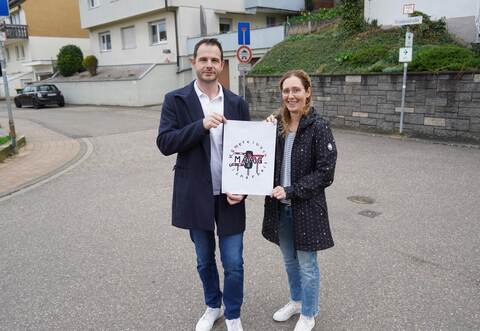 Bürgermeister Thomas Maag und Ferienprogramm-Mitorganisatorin Tanja Leonhard stehen auf der Kreuzung von Frieden- und Goethestraße. Das Projekt „Kämpfelbach ma(a)g Sicherheit“ soll hier für Verbesserungen sorgen.