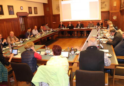 Der Bad Wildbader Gemeinderat bei einer Sitzung im Februar 2019. Einige der zu sehenden Stadträte, sind heute noch im Gremium vertreten.