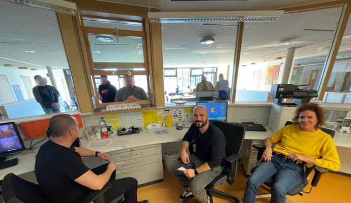 Von ihrem Arbeitsplatz aus haben Mitarbeiter wie Ina-Maria Philips und Christian Cofone (Mitte) die beste Übersicht über die ganze Station. 20 straffällige Patienten werden hier von 20 Mitarbeitern im Schichtdienst rund um die Uhr betreut. 120 sind es in der Hirsauer Klinik für Forensische Psychiatrie insgesamt.