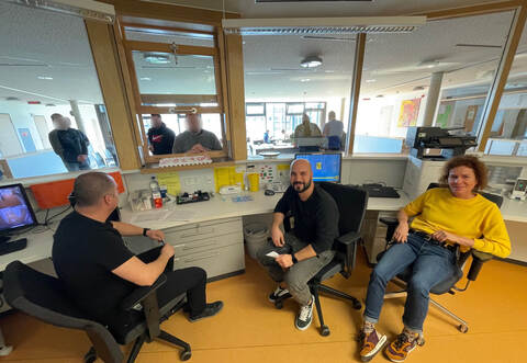 Von ihrem Arbeitsplatz aus haben Mitarbeiter wie Ina-Maria Philips und Christian Cofone (Mitte) die beste Übersicht über die ganze Station. 20 straffällige Patienten werden hier von 20 Mitarbeitern im Schichtdienst rund um die Uhr betreut. 120 sind es in der Hirsauer Klinik für Forensische Psychiatrie insgesamt.