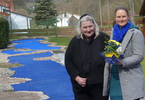 Am Donnerstagnachmittag eröffnen Bürgermeisterin Sabine Zenker (rechts) und Nicolette Kern als Betreiberin den Adventure-Golfpark.