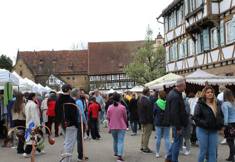 Um die 20.000 Besucher kommen am Osterwochenende nach Maulbronn, um im ansprechenden Ambiente des gut erhaltenen Zisterzienserklosters die Waren der vielen Stammaussteller zu begutachten.