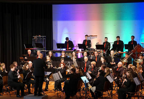 Die 55 Musikerinnen und Musiker vom Großen Blasorchester des Musikvereins Freudenstein spielten in der vollbesetzten Gießbachhalle in Diefenbach groß auf.