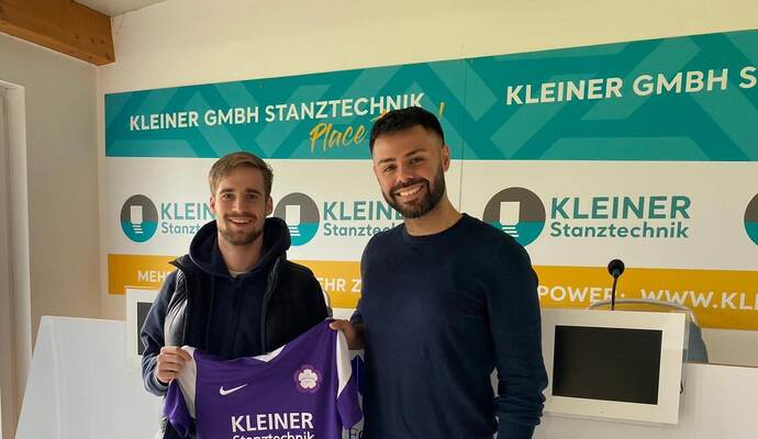 Jannis Rabold (links, hier mit Riccardo Di Piazza, Sportlicher Leiter des FC Nöttingen) wechselt im Sommer zum FC Nöttingen.
