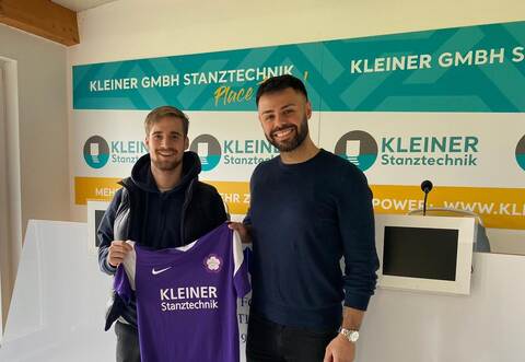 Jannis Rabold (links, hier mit Riccardo Di Piazza, Sportlicher Leiter des FC Nöttingen) wechselt im Sommer zum FC Nöttingen.