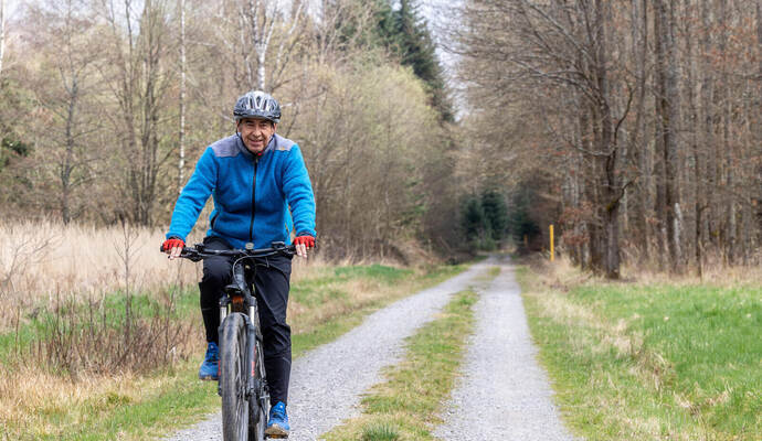 Ab auf den Fahrradsattel: Der Schellbronner Gerhard Ketterl auf dem Lichtleitungsweg, den er als sichere Verbindung zwischen Schellbronn und Hamberg vorschlägt. Nun wird seine Idee offiziell für eine Ausschilderung geprüft. Foto: Meyer