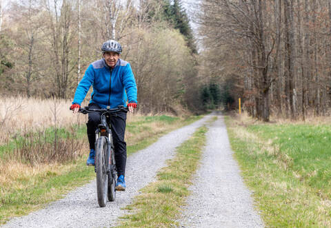 Ab auf den Fahrradsattel: Der Schellbronner Gerhard Ketterl auf dem Lichtleitungsweg, den er als sichere Verbindung zwischen Schellbronn und Hamberg vorschlägt. Nun wird seine Idee offiziell für eine Ausschilderung geprüft. Foto: Meyer