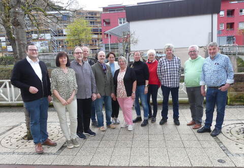 Bürgermeister Marco Gauger (Bad Wildbad, von links) und die Funktionäre des Schwarzwaldverein Oberes Enztal mit Jutta Günthner, Frank Rittmann, Thomas Bertsch, Günter Volz, Heike Siebert-Rothfuß, Heiderose Gerstner, Stefanie Eisele, Gerda Fischer, Helmut Günthner, Bernard Birkenstock-Eitel und Willi Großmann. Auf dem Bild fehlen Wilko Rochow-Borg und Günter Obrecht.