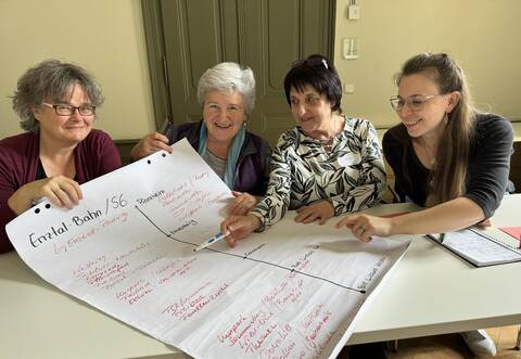 Michaela Leven (Stadt Wildberg, von links), Elfriede Grambart (Hotel Pension Heidi), Sabine Hettich (Schwarzwaldverein Neubulach) und Rebekka Maisenbacher (Kaffeemanufaktur Bad Wildbad) machen sich Gedanken zur Enztalbahn.