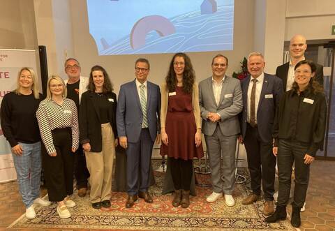 Freuen sich über den Erfolg des Modellprojekts „Create for Culture“: Moderatorin Mirja Eckert (von links), die Reutlinger Regionalmanagerin Kultur Antje Kochendörfer, Ralf Recklies von der Kulturapotheke, Samira Golderer vom Landesmusikverband, Landesminister Peter Hauk (CDU), Projektleiterin Verena Bächle, der Calws Oberbürgermeister Florian Kling, MdL Thomas Blenke (CDU) und Ellen Koban von der Medien- und Filmgesellschaft Baden-Württemberg.