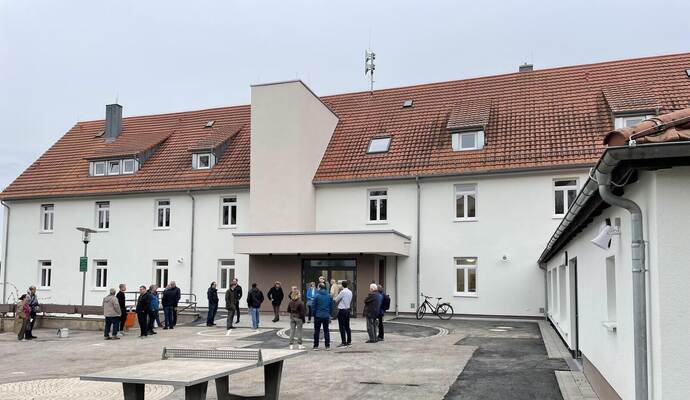 Das renovierte Gebäude ist deutlich heller – und verfügt über einen Aufzugschacht, der neu angebracht worden ist.