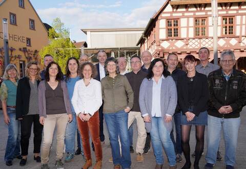 Die Kandidierenden der neu gegründeten Bürgerliste wollen in den Ratssaal einziehen. Dieser befindet sich hinter ihnen im Königsbacher Rathaus.