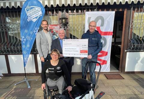 Im Monoskibob hat Anna-Lena Forster schon vier Mal bei den Paralympics gewonnen. Zwei solche Sportgeräte konnte der Skiverein Neuenbürg (rechts Axel Bochinger) nun dank einer von Landrat Bastian Rosenau (links) vermittelten Spende der Sparkasse Pforzheim Calw (in der Mitte der Vorstandsvorsitzende Hans Neuweiler) anschaffen.