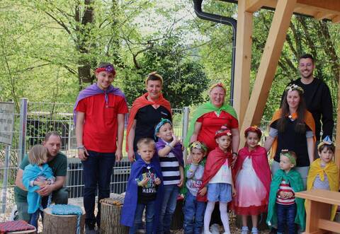 Freuen sich über den neuen Naturkindergarten: Kinder, Eltern, Praktikant, Erzieherinnen und Bürgermeister Fabian Bader (hinten rechts).