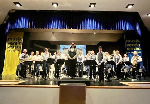 Die Dirigentin Anna Waidelich (Mitte) führt das Große Blasorchester durch einen farbenprächtigen musikalischen Frühlingsabend.