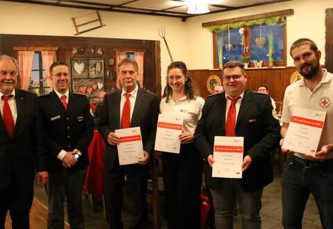 Für ihren jahrelangen Einsatz für das DRK bedanken sich Michael Uibel (von links) und Pascal Ott vom DRK-Kreisverband beim Vorsitzenden des DRK Remchingen Dieter Farr, Selina Ratz, Florian Stächele und Marco Farr.