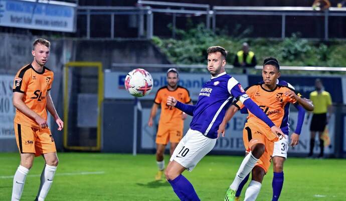 Eingewechselt und wieder getroffen: Nöttingens Niklas Hecht-Zirpel (Mitte, hier im Hinspiel gegen Oberachern) traf zum 5:0-Endstand beim SVO.