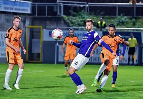 Eingewechselt und wieder getroffen: Nöttingens Niklas Hecht-Zirpel (Mitte, hier im Hinspiel gegen Oberachern) traf zum 5:0-Endstand beim SVO.