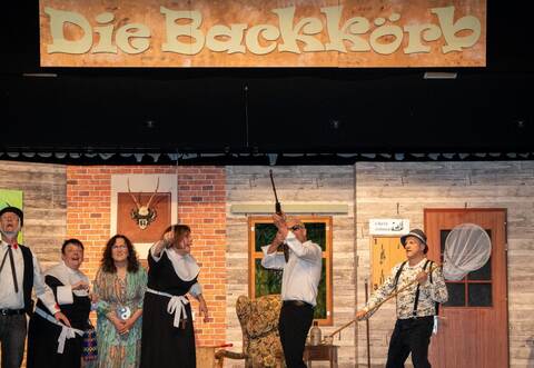 Die Premiere der „Backkörb“ auf der Nußbaumer Heimatbühne mit ihrem neuen Schwank wird zu einem vollen Erfolg. Mit „Das geheime Treffen“ frei nach der Komödie „Eins, zwei, drei - Männerfrei“ von Heinz-Jürgen Köhler in Nußbaumer Mundart, startete das Ensemble am Wochenende voll durch.