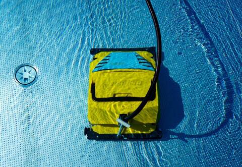 Ein Reinigungsroboter säubert die Becken des Remchinger Freibads, das am 10. Mai öffnet.