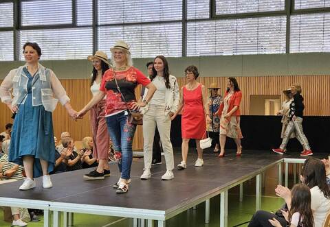 Bei der Modenschau in der Würmtalhalle in Mühlhausen präsentieren 18 Models temperamentvoll und zu fetziger Musik Second-Hand-Kleidung für den kleinen Geldbeutel.