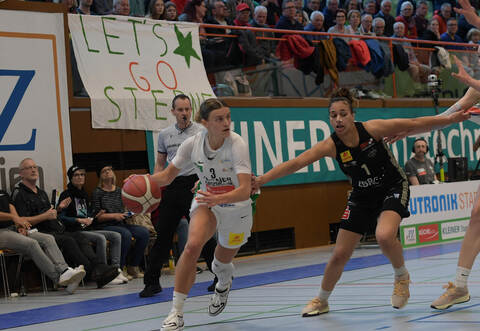 Wie ein Motor im Spiel der Sterne: Alexandra Wilke (am Ball) hatte großen Anteil daran, dass Kelterns Basketballerinnen das entscheidende fünfte Spiel gegen Hannover souverän gewannen (rechts Hannovers India Farcy).