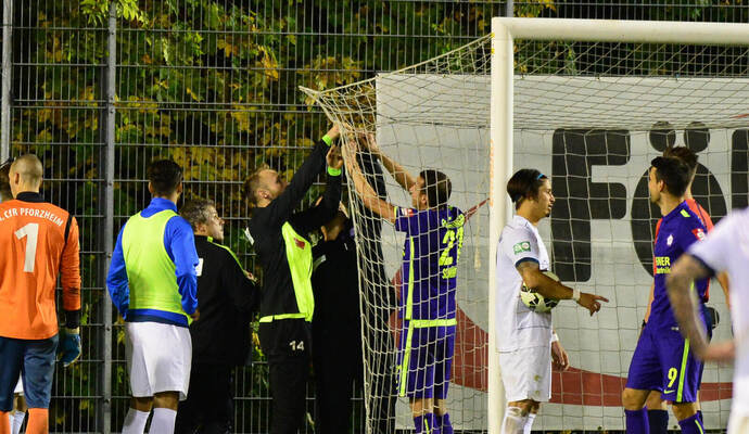 Unvergessen: Ein kaputtes Tornetz musste beim legendären Derby am 9. Oktober 2015 genäht werden, nachdem Niklas Hecht-Zirpel ein Phantomtor erzielt hatte.