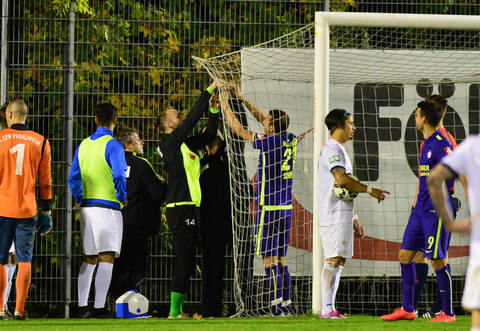 Unvergessen: Ein kaputtes Tornetz musste beim legendären Derby am 9. Oktober 2015 genäht werden, nachdem Niklas Hecht-Zirpel ein Phantomtor erzielt hatte.