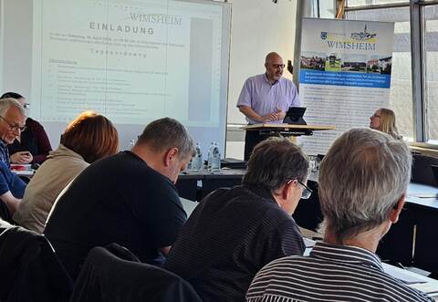 Der Gemeinderat Wimsheim diskutierte am Dienstagabend unter Vorsitz von Bürgermeister Mario Weisbrich (am Pult) einmal mehr lebhaft über Windkraftflächen.