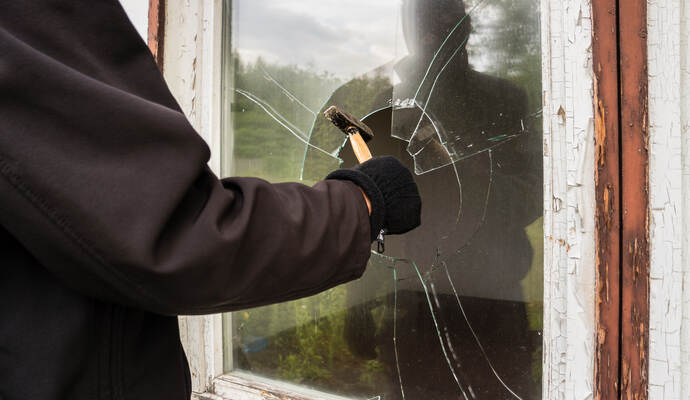 Die Täter hätten eine Fensterscheibe zum Lehrerzimmer eingeschlagen.
