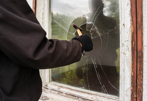Die Täter hätten eine Fensterscheibe zum Lehrerzimmer eingeschlagen.