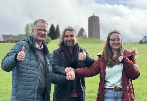 Dobels Bürgermeister Christoph Schaack freut sich mit Veranstalter Stefan Kling und Tourismusleiterin Rahel Schilling (von links) darüber, dass das publikumswirksame Outdoor Event im Sommer weiterhin vor dem Wasserturm stattfinden wird.