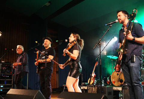 Die kanadische Band „The Paperboys“ sorgt für gute Stimmung während der 22. Irish Folk Nights.