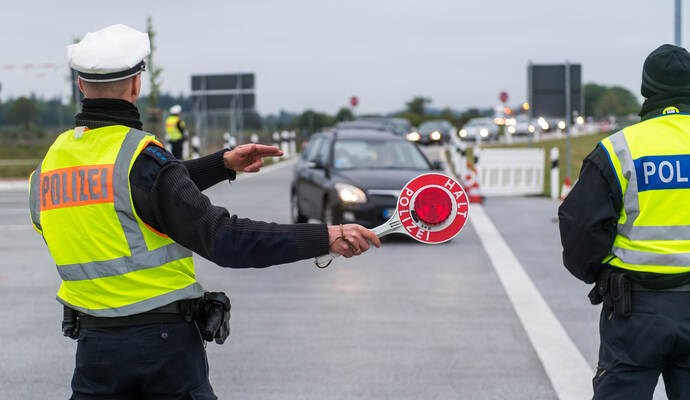 Polizei hält alkoholisierten Fahrer an.