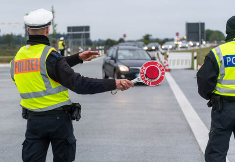 Polizei hält alkoholisierten Fahrer an.