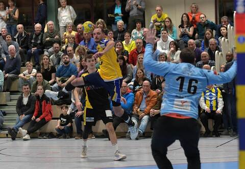 Für Felix Kracht (am Ball) steht mit dem HC Neuenbürg am Samstag das letzte Spiel in der Aufstiegsrunde auf dem Programm.