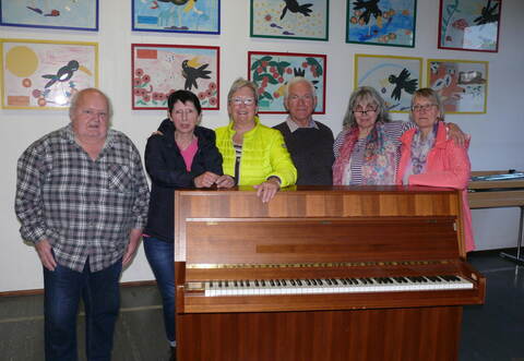 Das war es dann wohl: Das Klavier wird bei der Chorgemeinschaft Nußbaum zum Jahresende verstummen. Traurig sind darüber die Beisitzer Wolfgang Rau (von links), Ulrike Weißenböhler, Kassiererin Gertrud Wolf, Vorsitzender Hermann Rößger, Beisitzerin Elvira Rätz und Schriftführerin Brigitte Dittmar.
