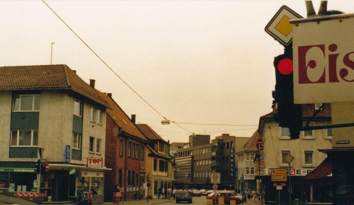 Durchfahrt gestattet mit Tempo 30. Wie dieses Bild aus dem Mühlacker Stadtarchiv zeigt, kann man im Mai 1988 bequem mit dem Auto durch die untere Bahnhofstraße fahren und sogar direkt vor den Geschäften parken. Durchfahrt gestattet mit Tempo 30. Wie dieses Bild aus dem Mühlacker Stadtarchiv zeigt, kann man im Mai 1988 bequem mit dem Auto durch die untere Bahnhofstraße fahren und sogar direkt vor den Geschäften parken.