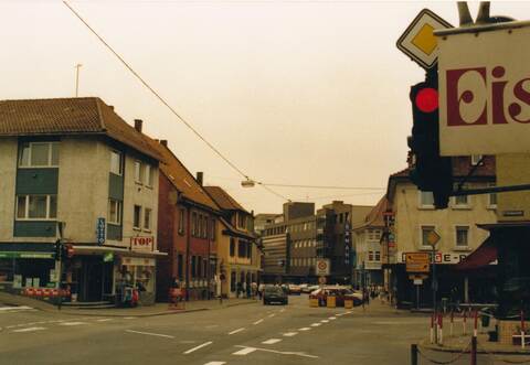 Durchfahrt gestattet mit Tempo 30. Wie dieses Bild aus dem Mühlacker Stadtarchiv zeigt, kann man im Mai 1988 bequem mit dem Auto durch die untere Bahnhofstraße fahren und sogar direkt vor den Geschäften parken.
