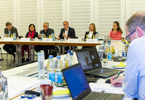 Zogen Bilanz (von links): Stefan Baron (AgenturQ), Annette Hanfstein (Geschäftsführerin Arbeitsagentur), Professor Bernhard Kölmel (Hochschule Pforzheim), Jochen Protzer (Geschäftsführer Wirtschaftsförderung Nordschwarzwald), Martina Lehmann, Chefin der Agentur für Arbeit Nagold-Pforzheim) und Katharina Bilaine (Projektleiterin TraFoNetz).