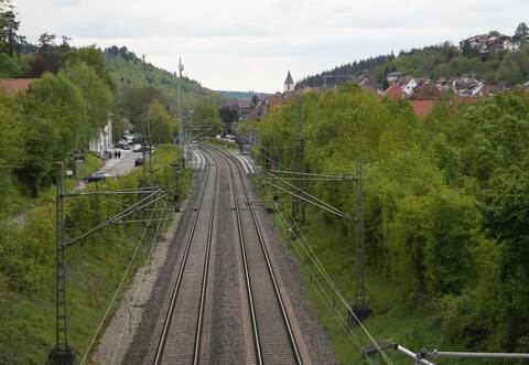 Die Bahnlinie führt in Ispringen mitten durch den Ort. Auf beiden Seiten der Schiene würde die Deutsche Bahn Lärmschutzwände bauen. Allerdings nur, wenn die Gemeinde das will.