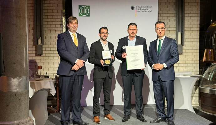 Die Urkunde, sowie die Medaille des Bundesehrenpreis wurde persönlich durch Bundeslandwirtschaftsminister Cem Özdemir im Beisein von DLG Präsident Hubertus Paetow an Herr Steffen Malke, Geschäftsführer Produktion Müller Fleisch (2. von rechts) sowie Herr Dennis Kumpf, Leitung der Qualitätssicherung (2. Von links) überreicht.