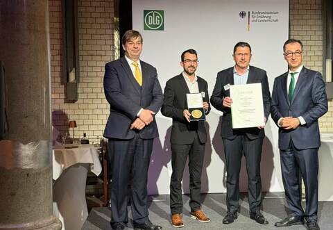 Die Urkunde, sowie die Medaille des Bundesehrenpreis wurde persönlich durch Bundeslandwirtschaftsminister Cem Özdemir im Beisein von DLG Präsident Hubertus Paetow an Herr Steffen Malke, Geschäftsführer Produktion Müller Fleisch (2. von rechts) sowie Herr Dennis Kumpf, Leitung der Qualitätssicherung (2. Von links) überreicht.