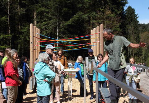 Bewegung an der gesunden Luft macht bei der Spiel- und Bewegungsinsel besonders viel Spaß und fördert nebenbei den Gleichgewichtssinn, trainiert und mobilisiert spielerisch den ganzen Körper.