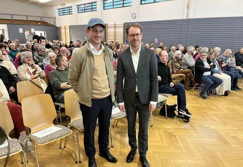 Der Autor Jeff Klotz und Straubenhardts Bürgermeister Helge Viehweg freuen sich über das rege Interessen am Vortragsabend in Conweiler (von links).