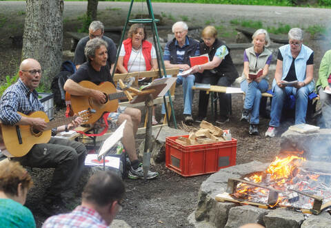Singen am Lagerfeuer: Unter Diakon Thomas Knodel als damaligem Bildungsreferenten des evangelischen Bildungswerks im Kirchenbezirk Mühlacker fand auch das beliebte Singen am Lagerfeuer in Illingen statt.