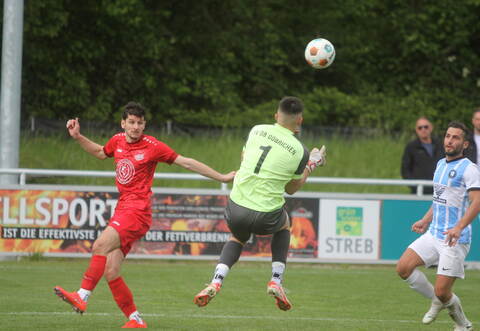 Auf dem Weg ins Glück scheitert der TSV Maulbronn (rote Trikots) beim Topspiel gegen Göbrichen teils nur knapp. Am Ende teilen sich beide Mannschaften beim Stand von 1:1 die Punkte.