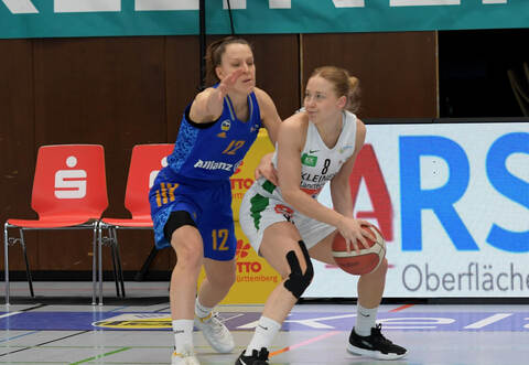 Beide Teams ließen sich nicht zur Entfaltung kommen: Hautnah dran an Sterne-Spielerin Linda-Lotta Lehtoranta ist die Berlinerin Lena Gohlisch (links).